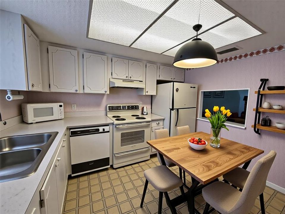 Activo con contrato: $72,500 (2 camas, 2 baños, 1144 Pies cuadrados)