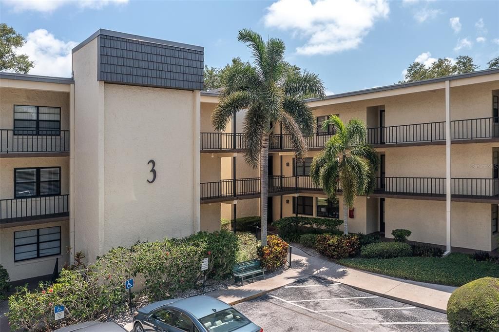 Fully furnished 55+ Condo - Minutes to the beach