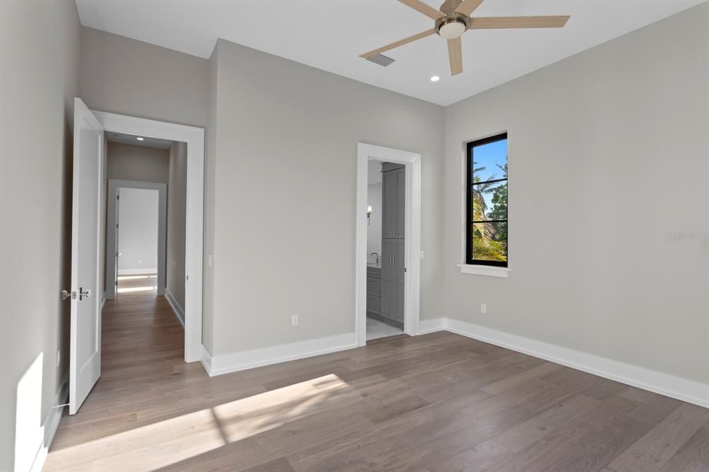 合同活跃: $5,995,000 (4 贝兹, 5 浴室, 6290 平方英尺)