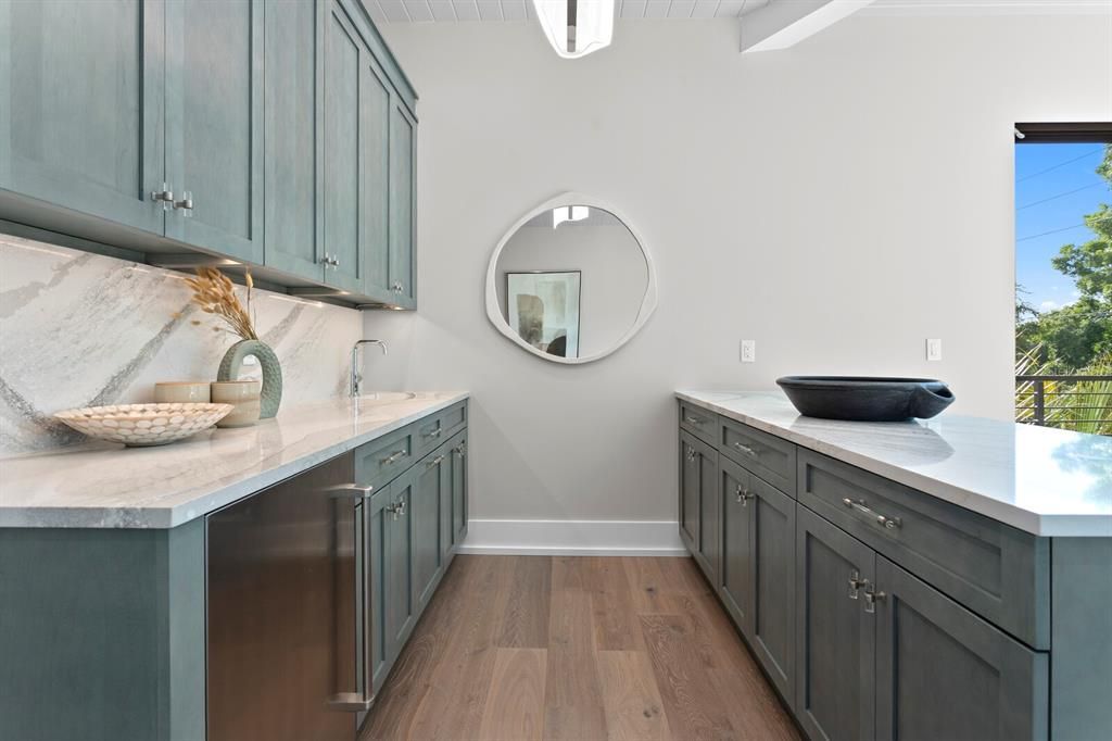 合同活跃: $5,995,000 (4 贝兹, 5 浴室, 6290 平方英尺)