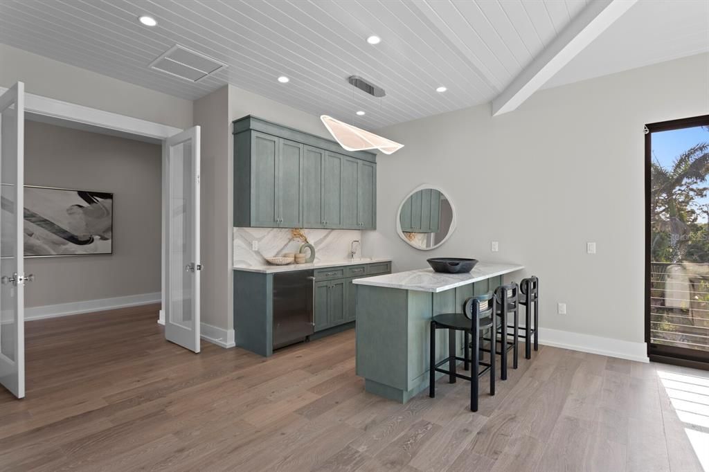 合同活跃: $5,995,000 (4 贝兹, 5 浴室, 6290 平方英尺)