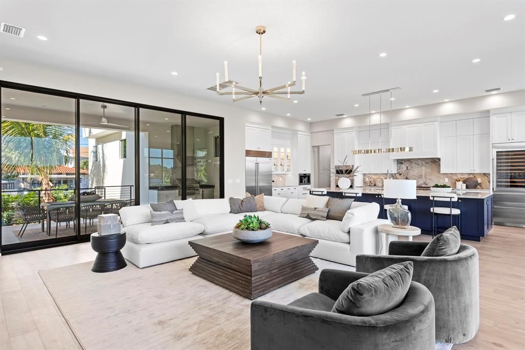 合同活跃: $5,995,000 (4 贝兹, 5 浴室, 6290 平方英尺)