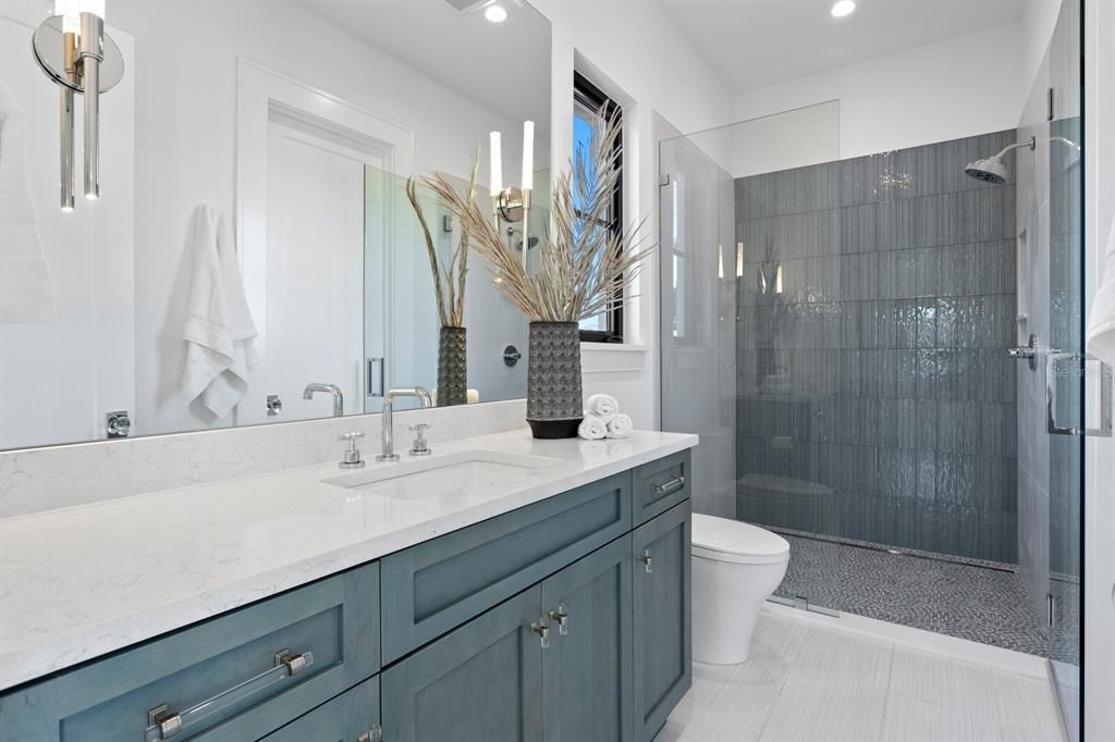 合同活跃: $5,995,000 (4 贝兹, 5 浴室, 6290 平方英尺)