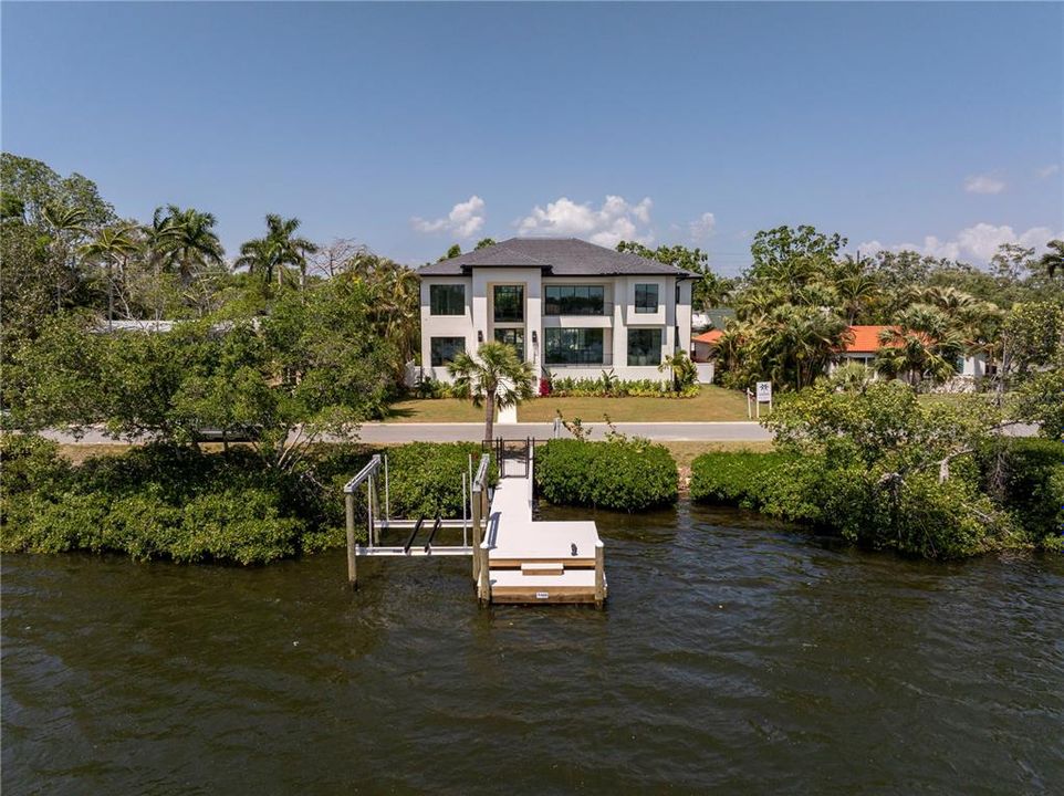 合同活跃: $5,995,000 (4 贝兹, 5 浴室, 6290 平方英尺)