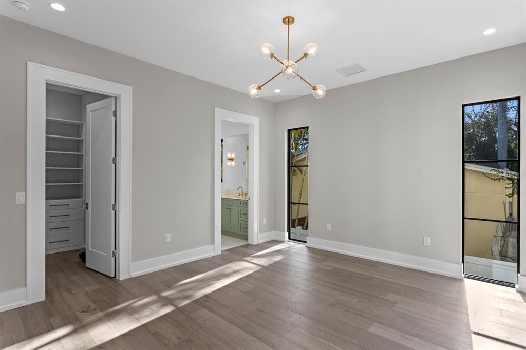 合同活跃: $5,995,000 (4 贝兹, 5 浴室, 6290 平方英尺)