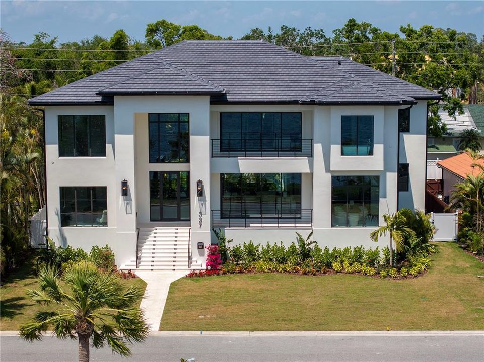 合同活跃: $5,995,000 (4 贝兹, 5 浴室, 6290 平方英尺)