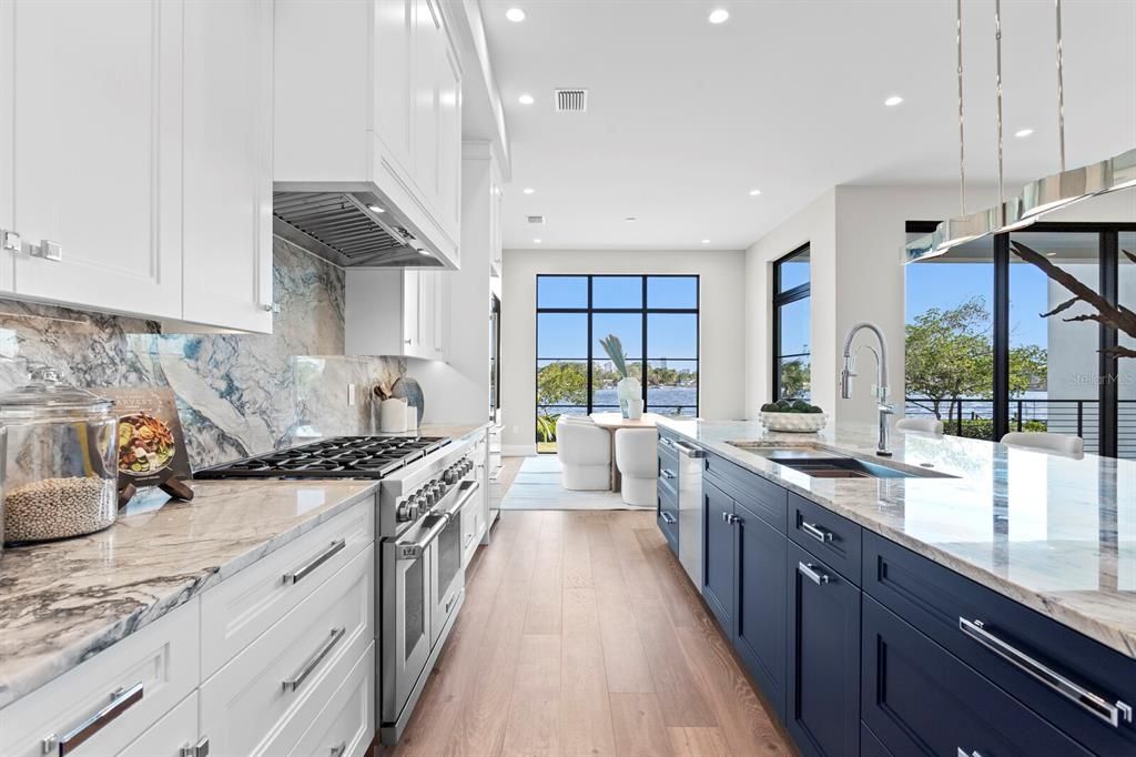 合同活跃: $5,995,000 (4 贝兹, 5 浴室, 6290 平方英尺)