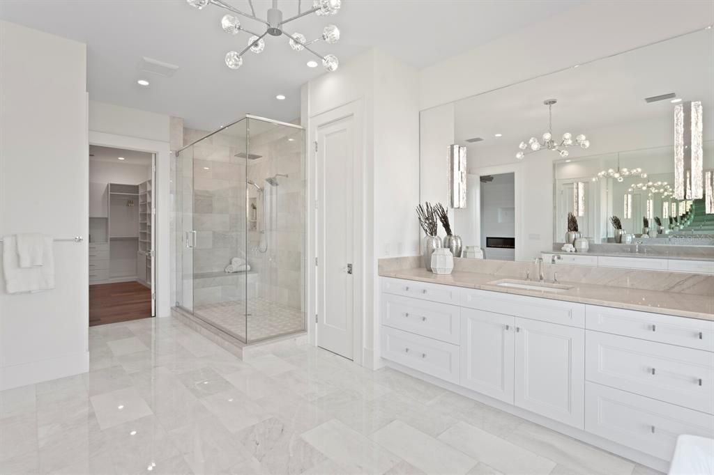 合同活跃: $5,995,000 (4 贝兹, 5 浴室, 6290 平方英尺)