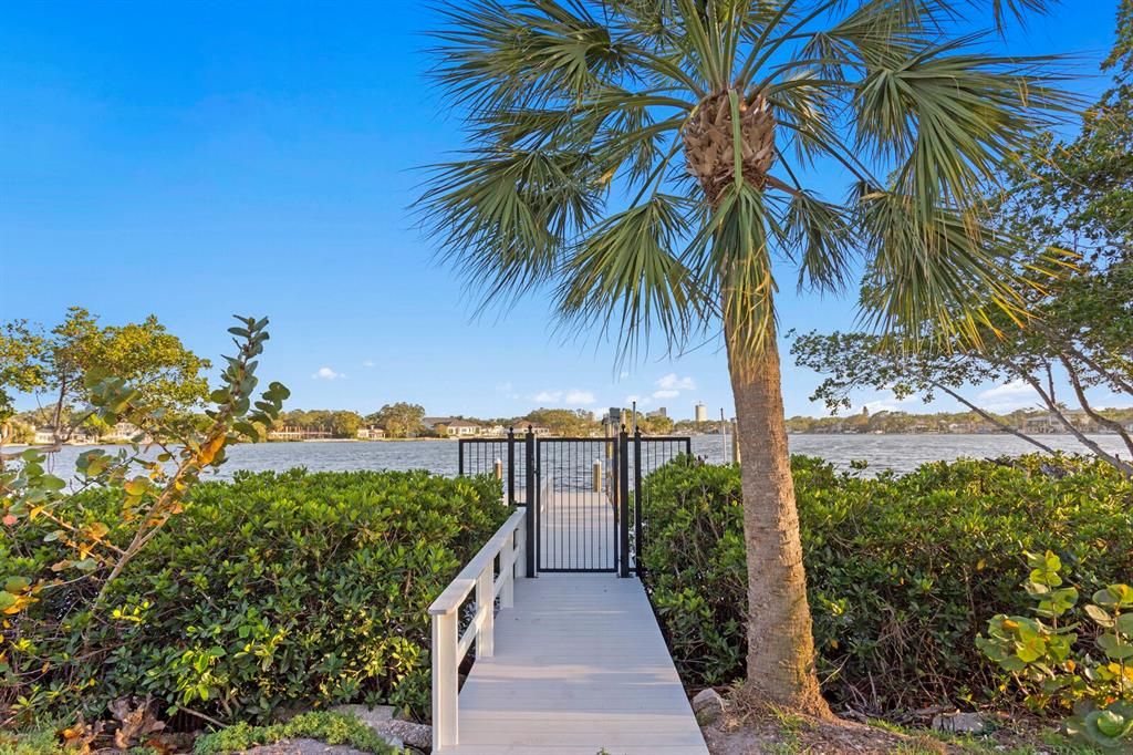 合同活跃: $5,995,000 (4 贝兹, 5 浴室, 6290 平方英尺)