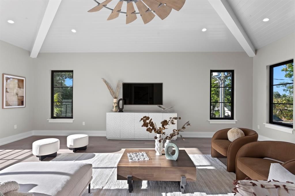 合同活跃: $5,995,000 (4 贝兹, 5 浴室, 6290 平方英尺)