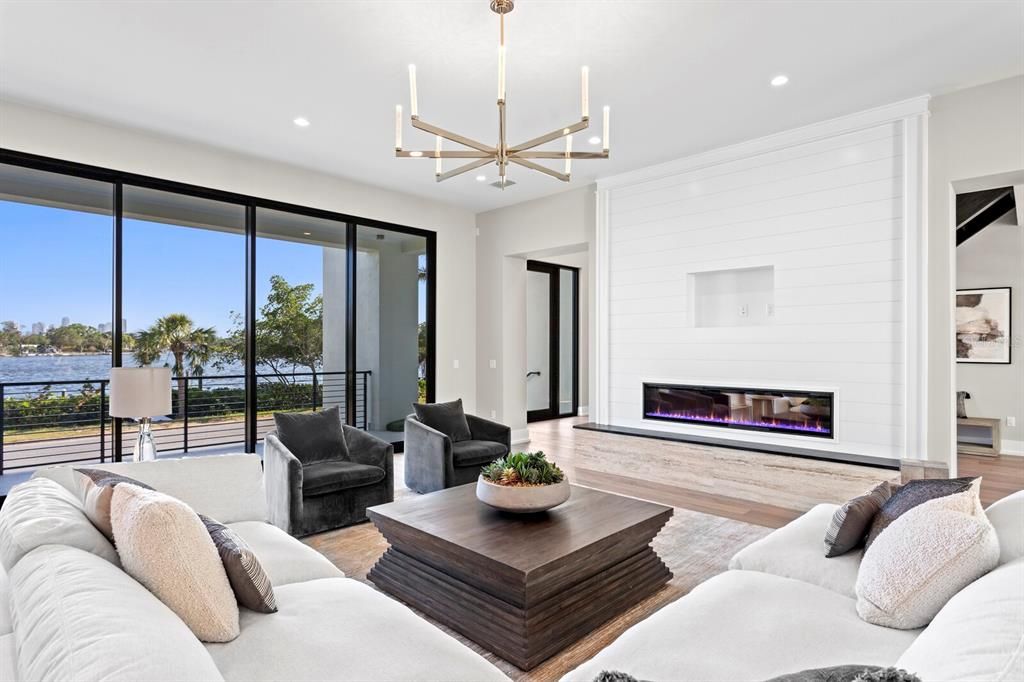 合同活跃: $5,995,000 (4 贝兹, 5 浴室, 6290 平方英尺)