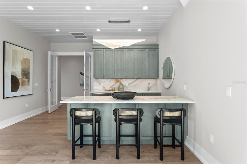 合同活跃: $5,995,000 (4 贝兹, 5 浴室, 6290 平方英尺)