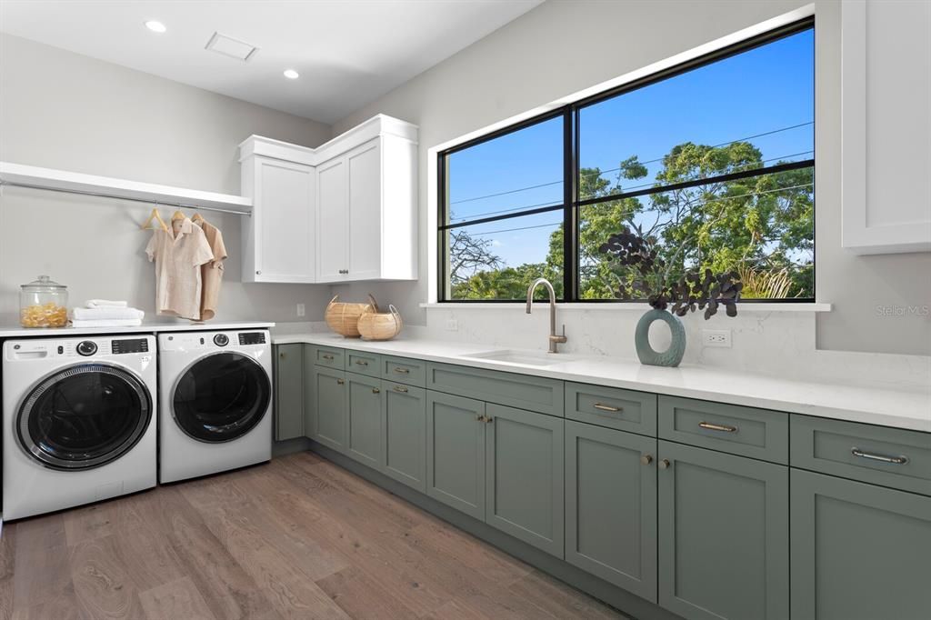 合同活跃: $5,995,000 (4 贝兹, 5 浴室, 6290 平方英尺)