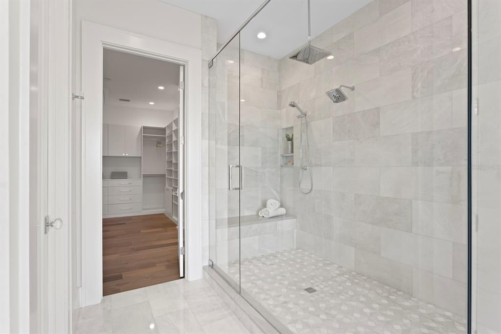 合同活跃: $5,995,000 (4 贝兹, 5 浴室, 6290 平方英尺)