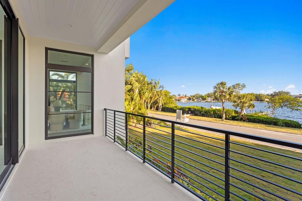 合同活跃: $5,995,000 (4 贝兹, 5 浴室, 6290 平方英尺)