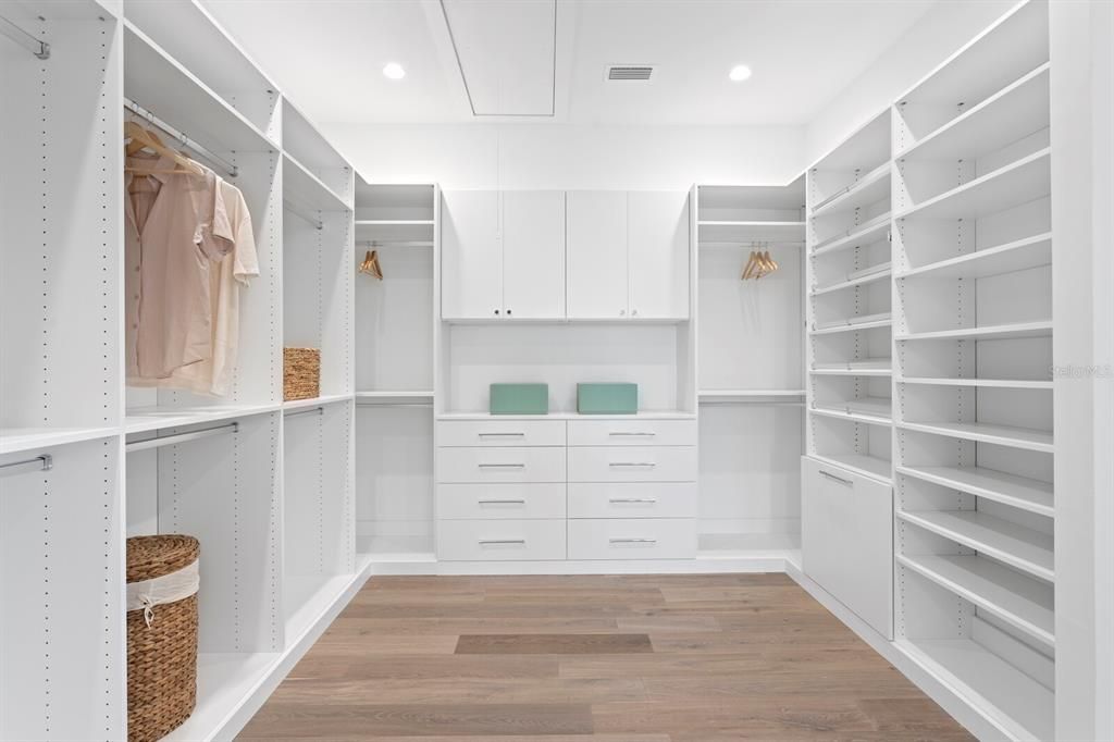 合同活跃: $5,995,000 (4 贝兹, 5 浴室, 6290 平方英尺)