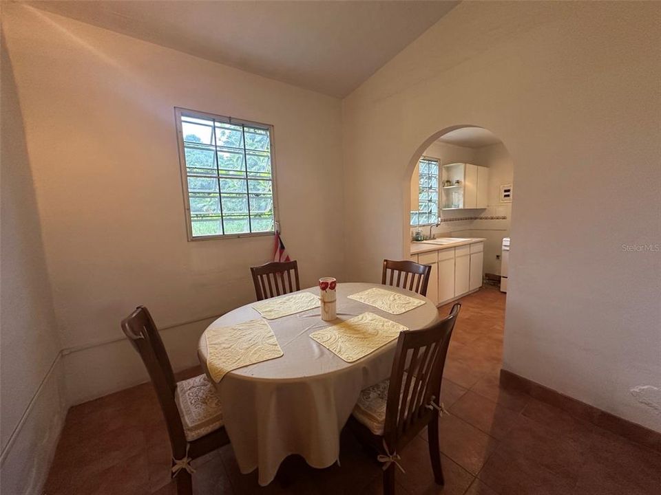 合同活跃: $249,000 (3 贝兹, 1 浴室, 1146 平方英尺)