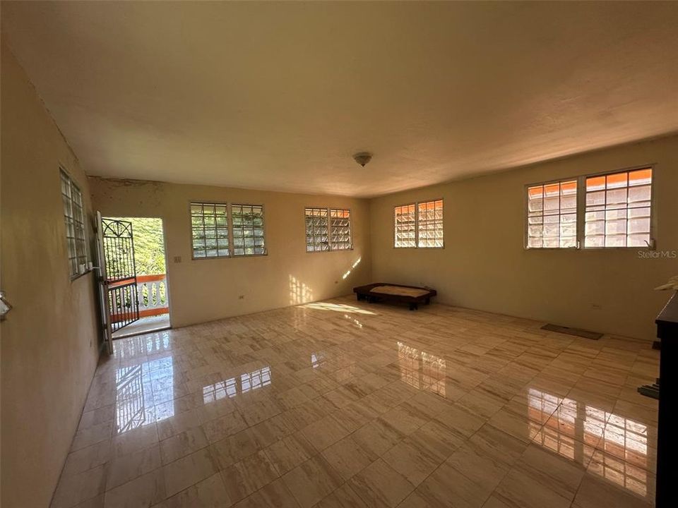 合同活跃: $249,000 (3 贝兹, 1 浴室, 1146 平方英尺)