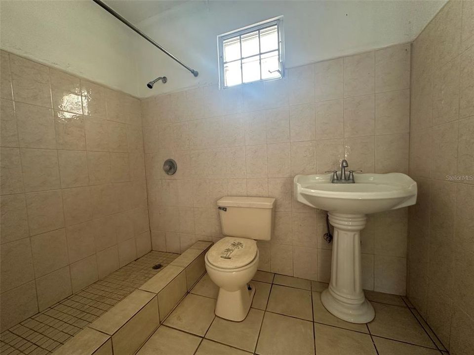 合同活跃: $249,000 (3 贝兹, 1 浴室, 1146 平方英尺)