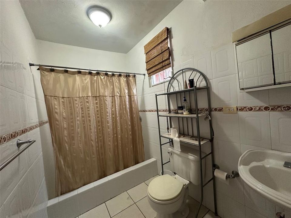 合同活跃: $249,000 (3 贝兹, 1 浴室, 1146 平方英尺)