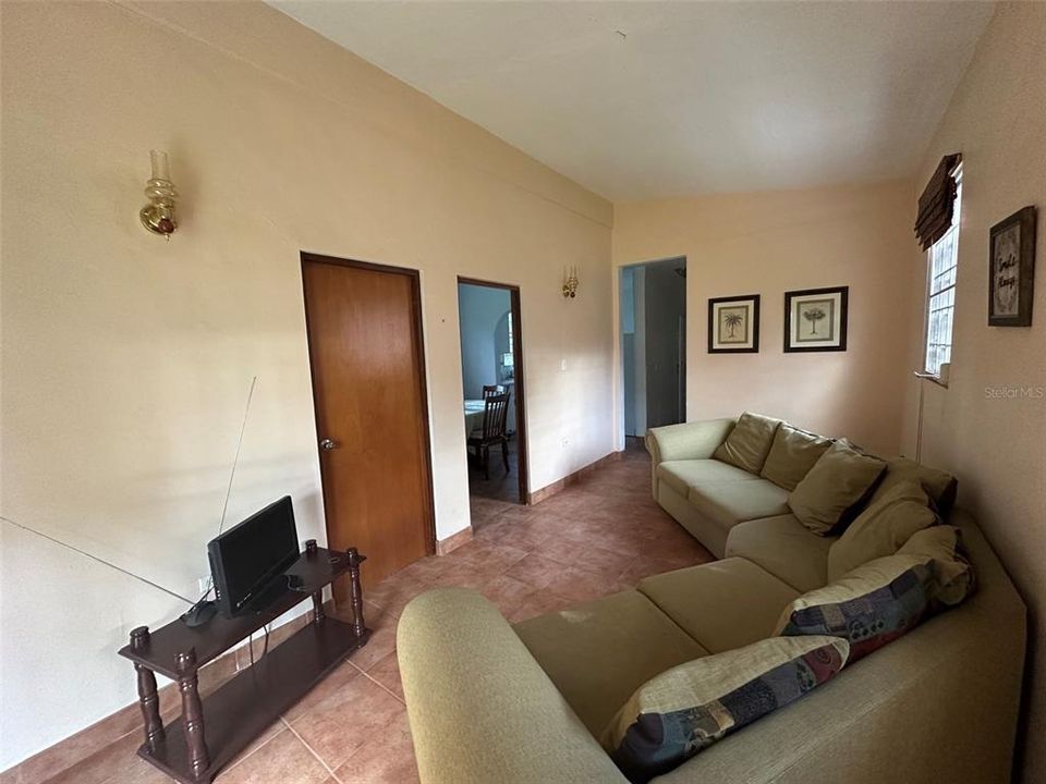 合同活跃: $249,000 (3 贝兹, 1 浴室, 1146 平方英尺)