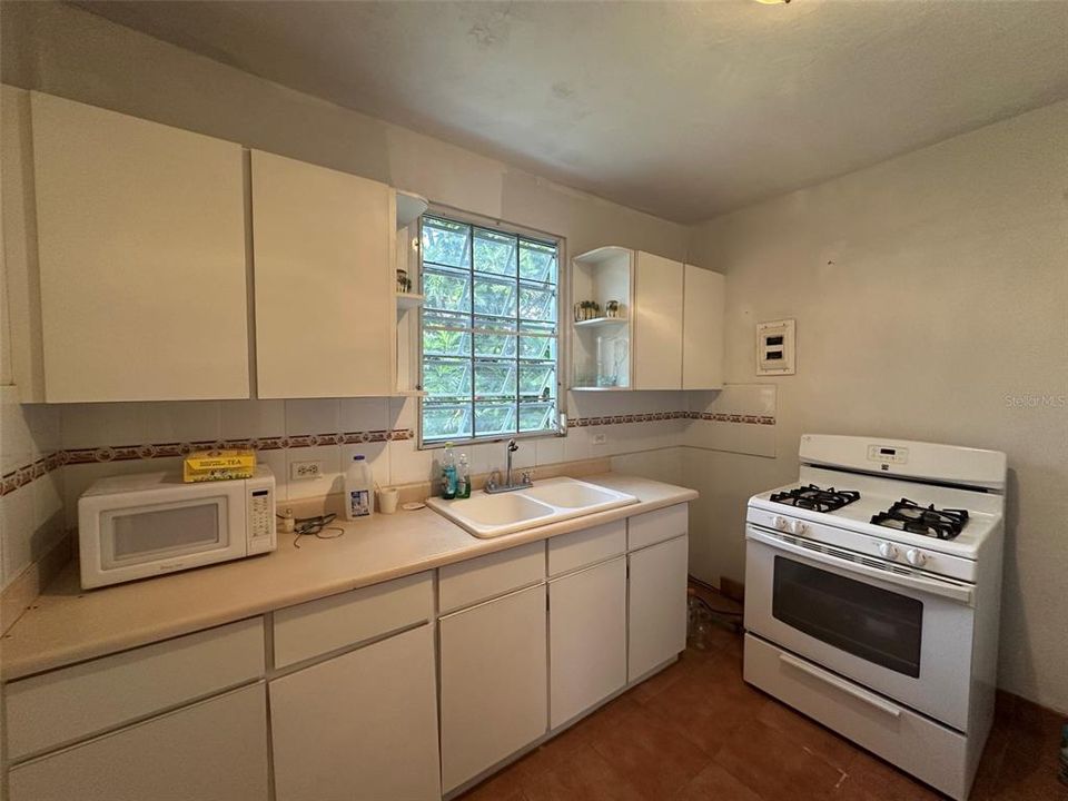 合同活跃: $249,000 (3 贝兹, 1 浴室, 1146 平方英尺)