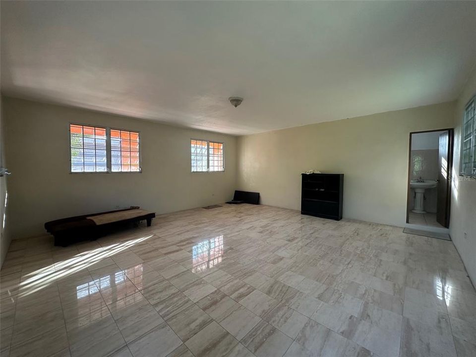 合同活跃: $249,000 (3 贝兹, 1 浴室, 1146 平方英尺)