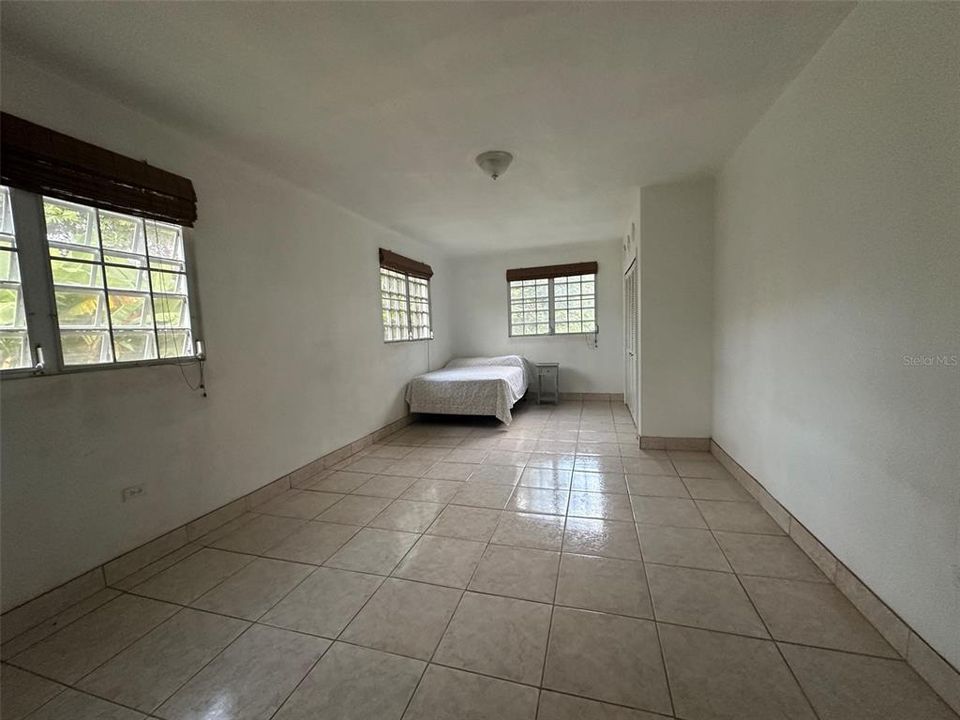 合同活跃: $249,000 (3 贝兹, 1 浴室, 1146 平方英尺)