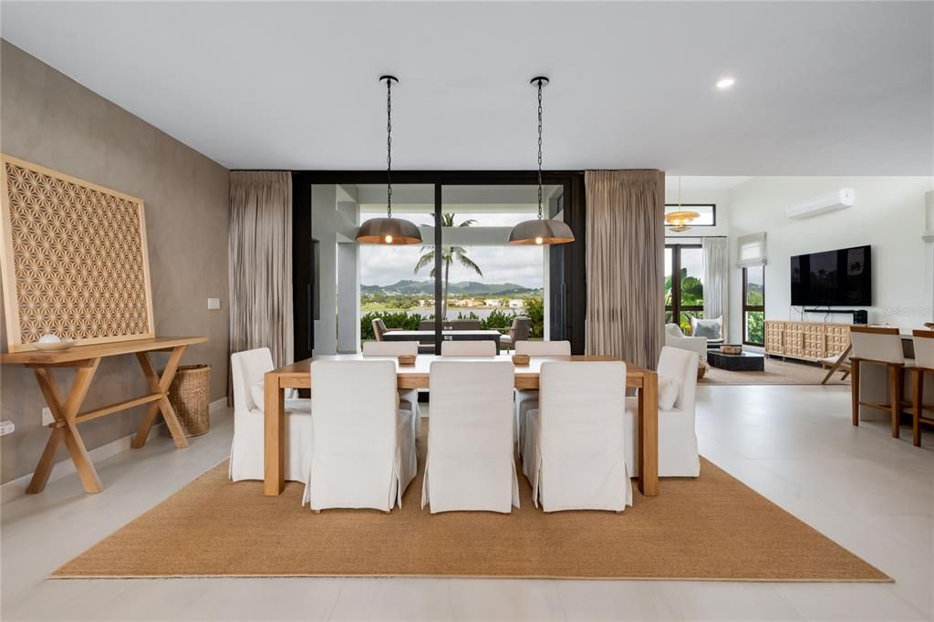 For Sale: $2,695,000 (4 beds, 3 baths, 4675 Square Feet)