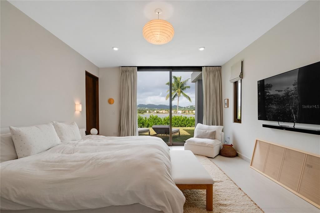 For Sale: $2,695,000 (4 beds, 3 baths, 4675 Square Feet)