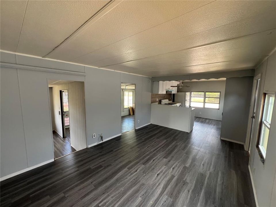 Под контрактом: $165,000 (3 спален, 2 ванн, 1236 Квадратных фут)