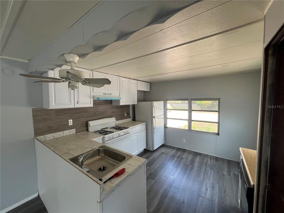 Под контрактом: $165,000 (3 спален, 2 ванн, 1236 Квадратных фут)