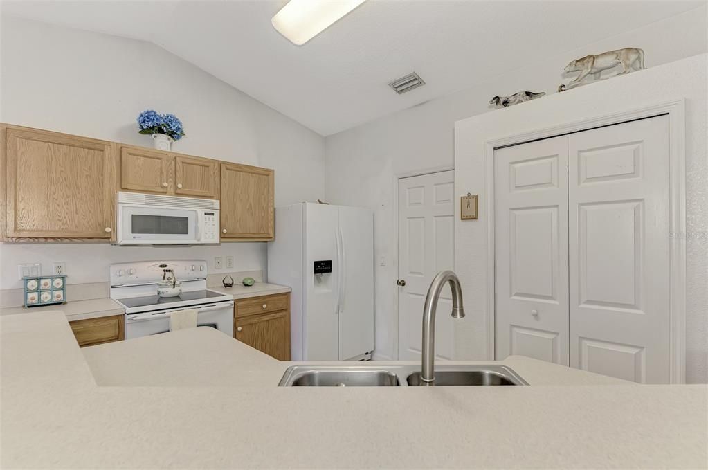 Под контрактом: $239,000 (3 спален, 2 ванн, 1386 Квадратных фут)