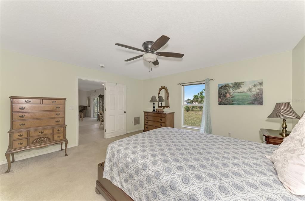 Под контрактом: $239,000 (3 спален, 2 ванн, 1386 Квадратных фут)