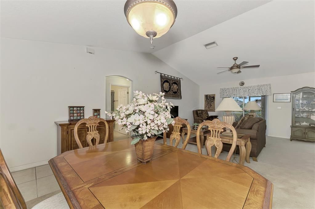 Под контрактом: $239,000 (3 спален, 2 ванн, 1386 Квадратных фут)