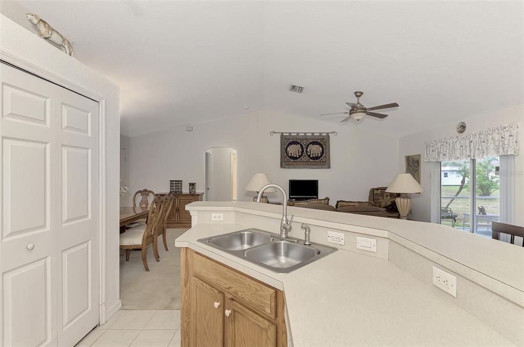 Под контрактом: $239,000 (3 спален, 2 ванн, 1386 Квадратных фут)