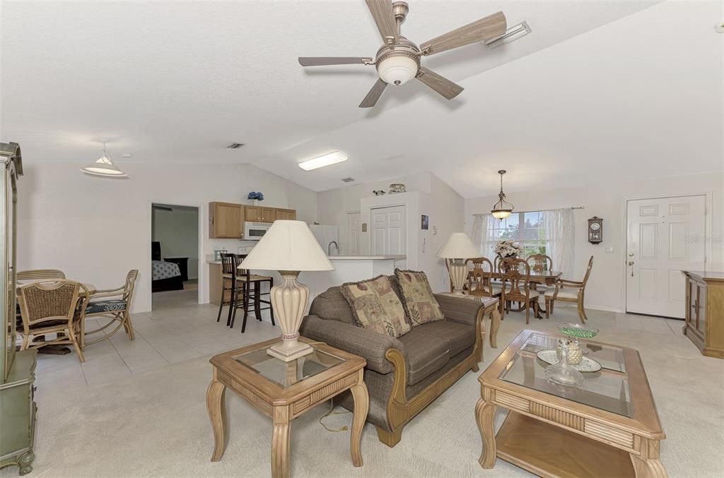 Под контрактом: $239,000 (3 спален, 2 ванн, 1386 Квадратных фут)