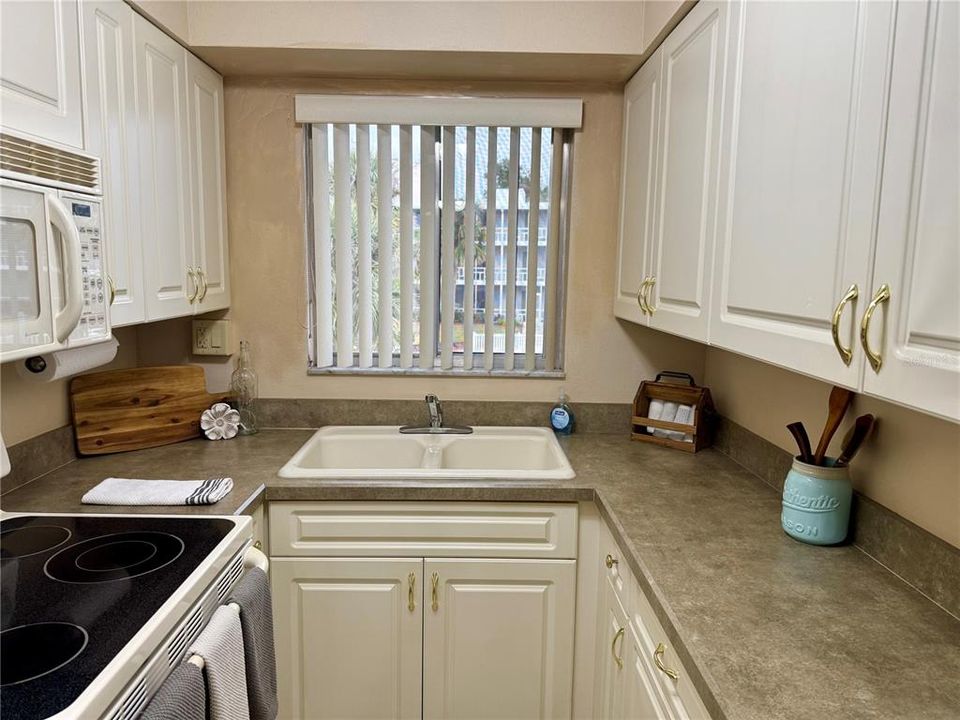 For Sale: $75,000 (1 beds, 1 baths, 640 Square Feet)