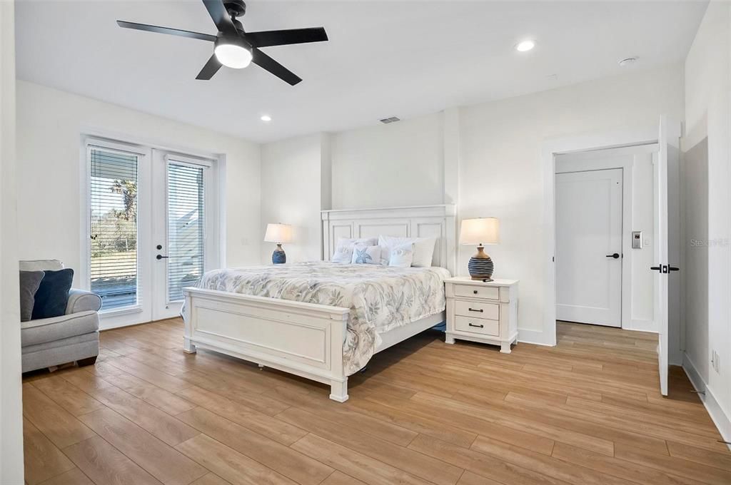For Sale: $2,299,000 (6 beds, 5 baths, 3858 Square Feet)