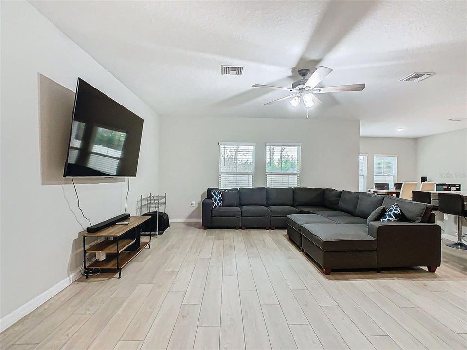 На продажу: $426,995 (5 спален, 3 ванн, 3011 Квадратных фут)