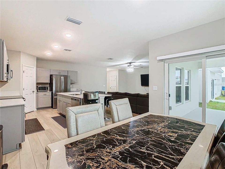 На продажу: $426,995 (5 спален, 3 ванн, 3011 Квадратных фут)