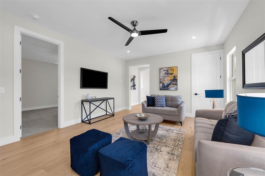 合同活跃: $1,299,900 (5 贝兹, 4 浴室, 3175 平方英尺)