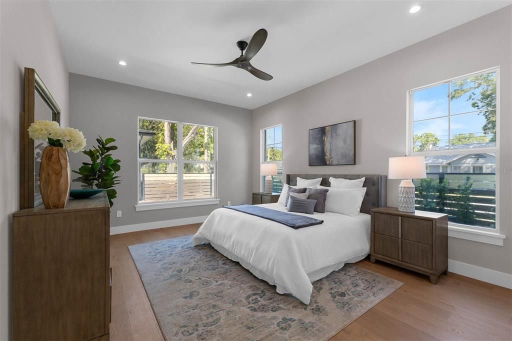 合同活跃: $1,299,900 (5 贝兹, 4 浴室, 3175 平方英尺)