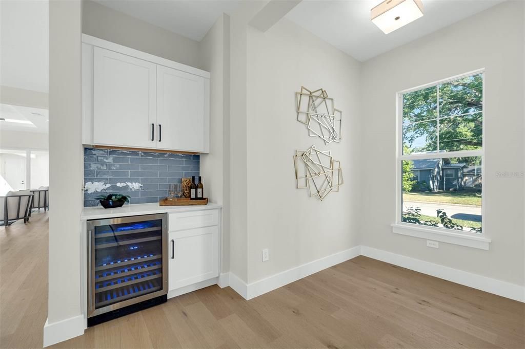 合同活跃: $1,299,900 (5 贝兹, 4 浴室, 3175 平方英尺)