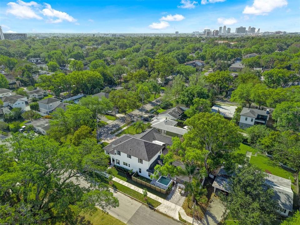 合同活跃: $1,299,900 (5 贝兹, 4 浴室, 3175 平方英尺)