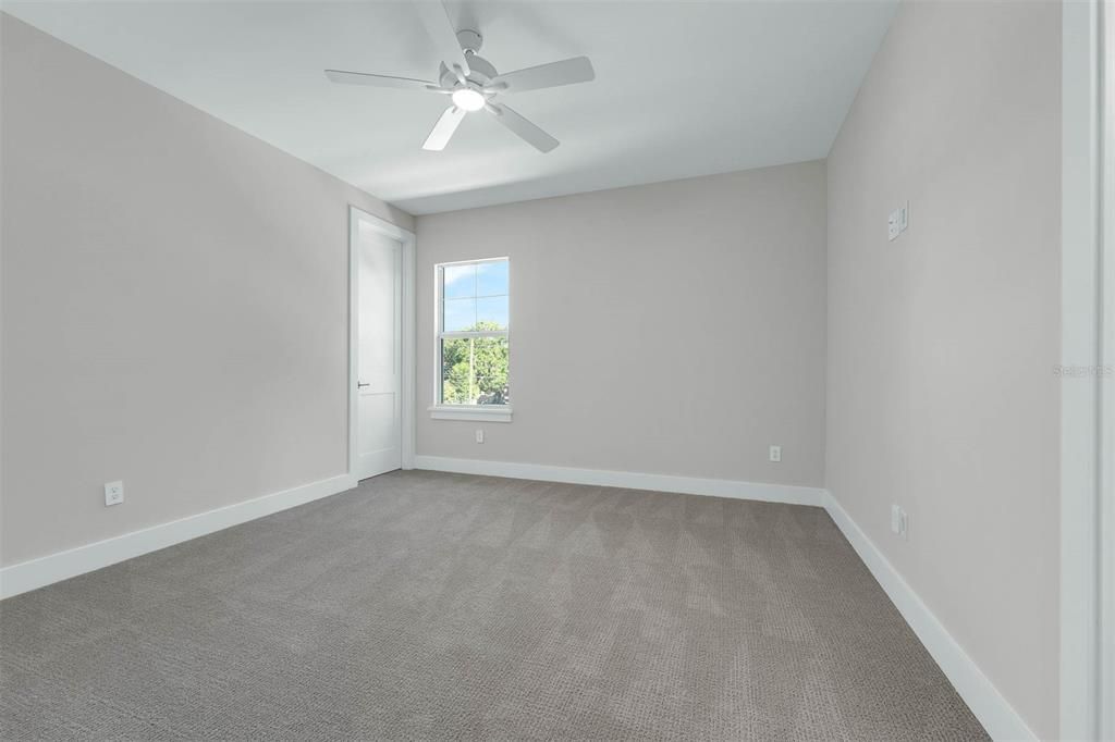 合同活跃: $1,299,900 (5 贝兹, 4 浴室, 3175 平方英尺)