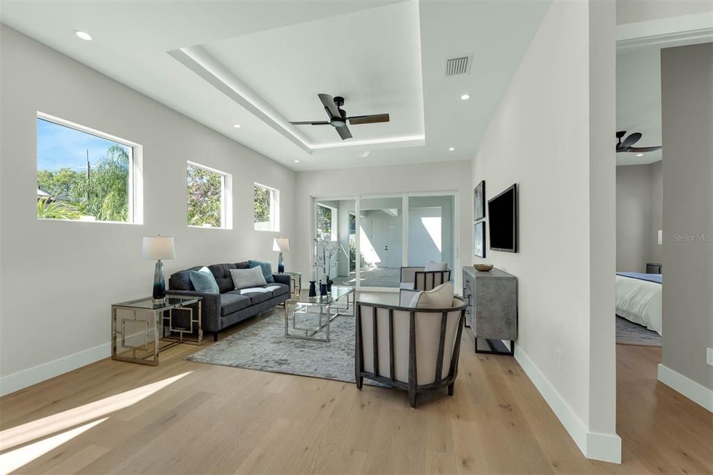 合同活跃: $1,299,900 (5 贝兹, 4 浴室, 3175 平方英尺)