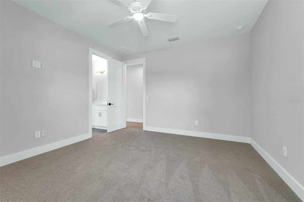 合同活跃: $1,299,900 (5 贝兹, 4 浴室, 3175 平方英尺)