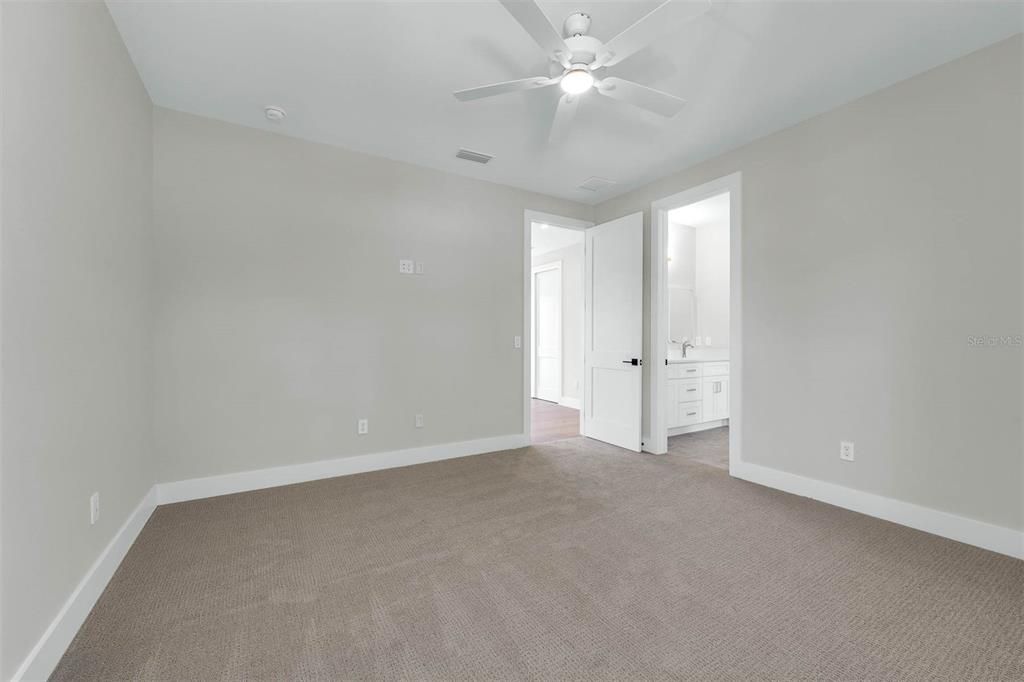 合同活跃: $1,299,900 (5 贝兹, 4 浴室, 3175 平方英尺)