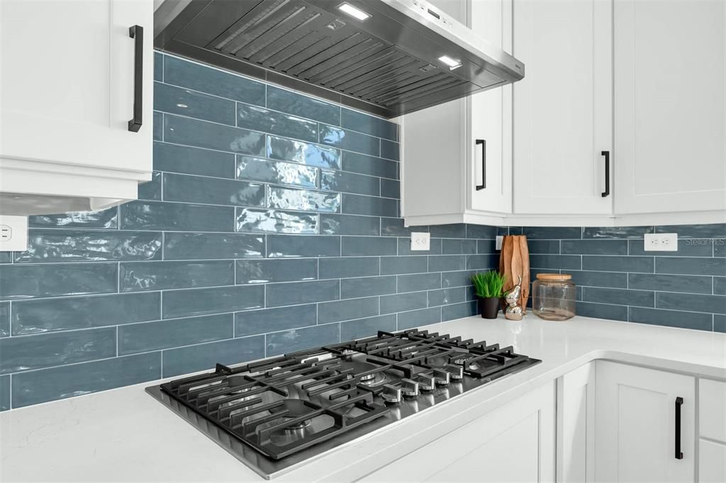 合同活跃: $1,299,900 (5 贝兹, 4 浴室, 3175 平方英尺)